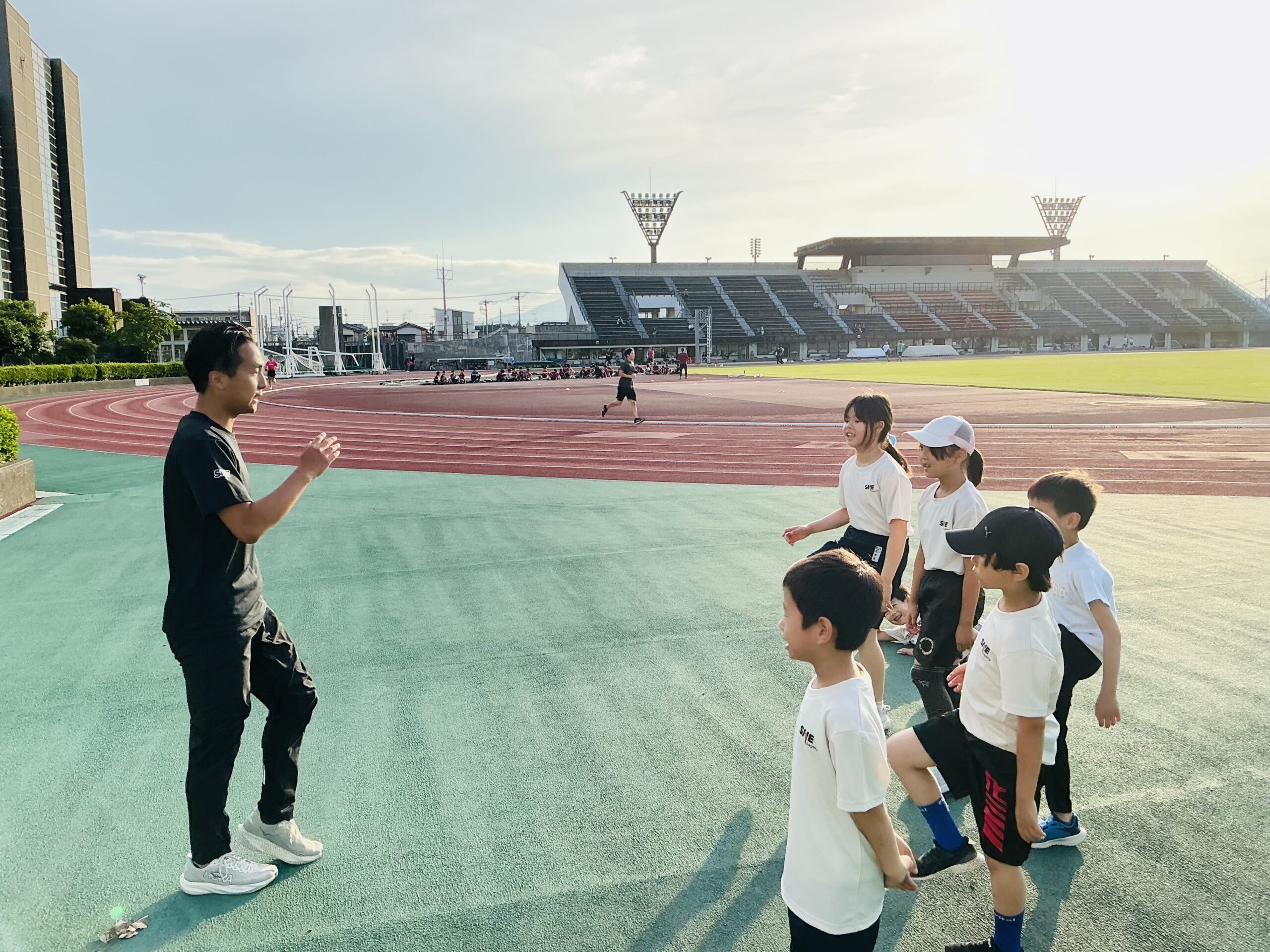SNE Legacyのレッスンで走り方を指導する木村克也コーチ
