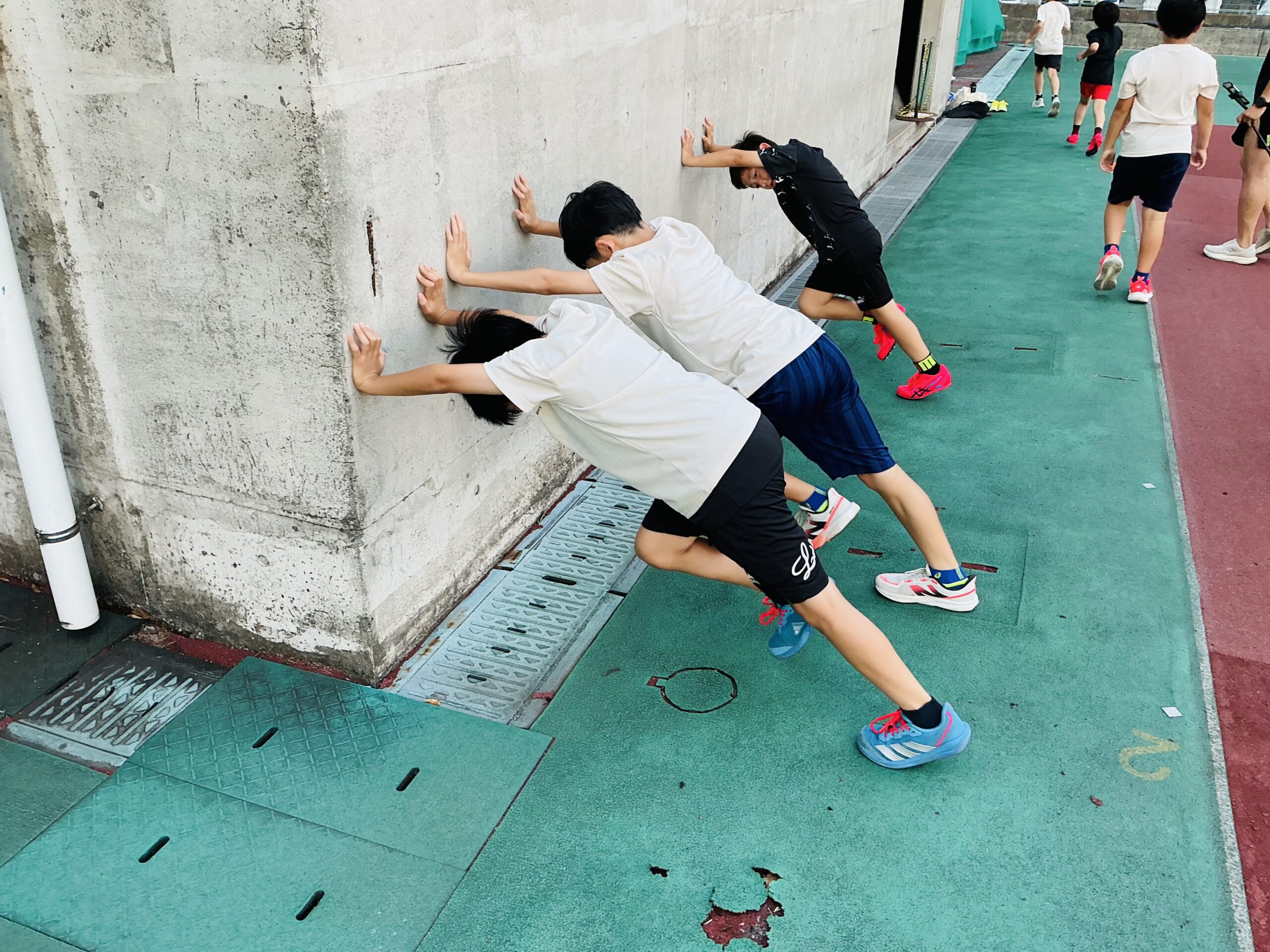 正しい走り方のフォーム習得に取り組むSNE Legacyの小学生（鶴間公園）