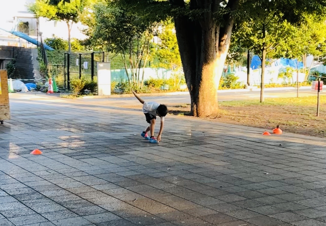 スタートで身体を前に倒し、やや前傾の構えをつくるSNE Legacyの小学生