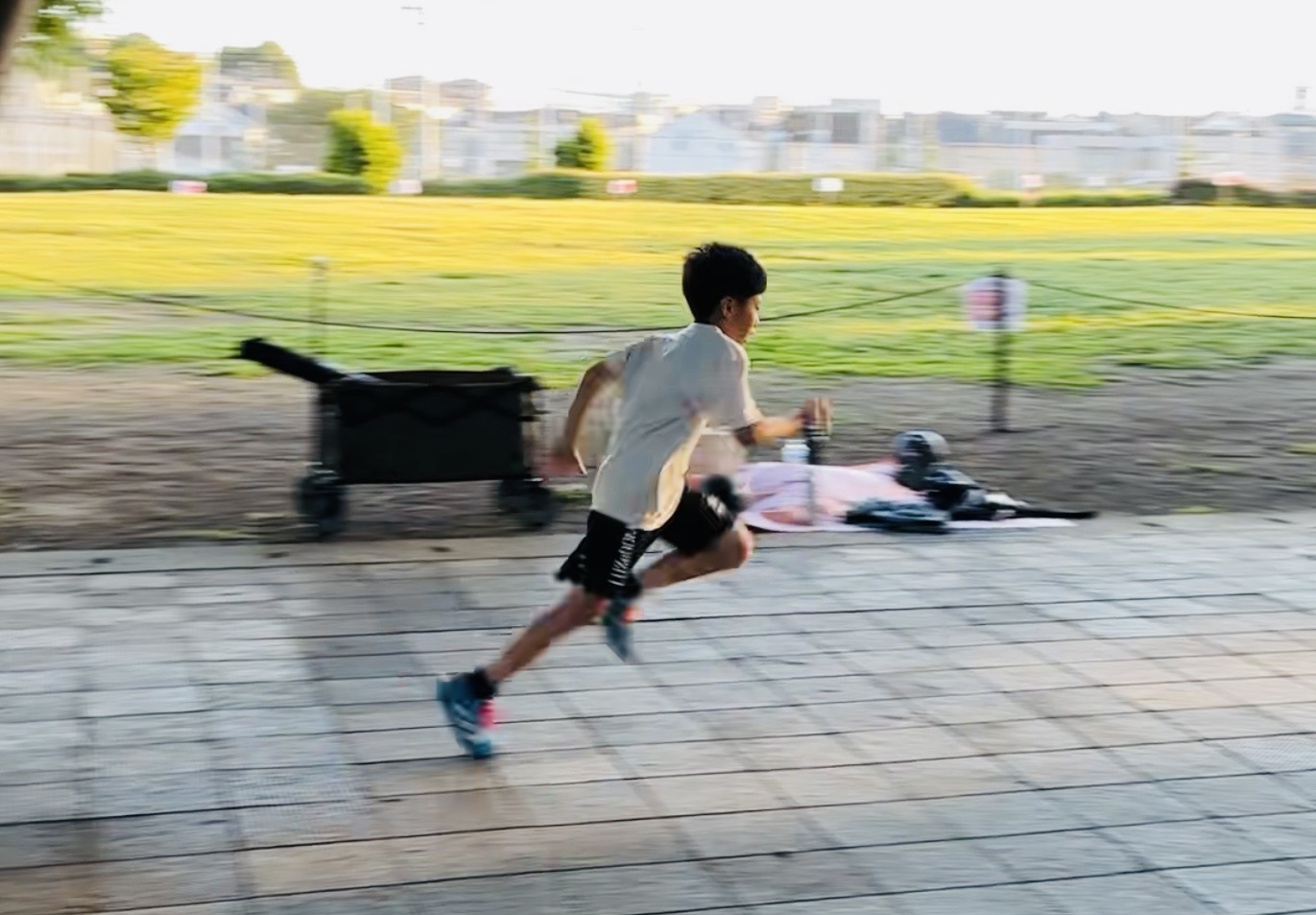 運動会の徒競走でトップスピードで走るSNE Legacyの小学生