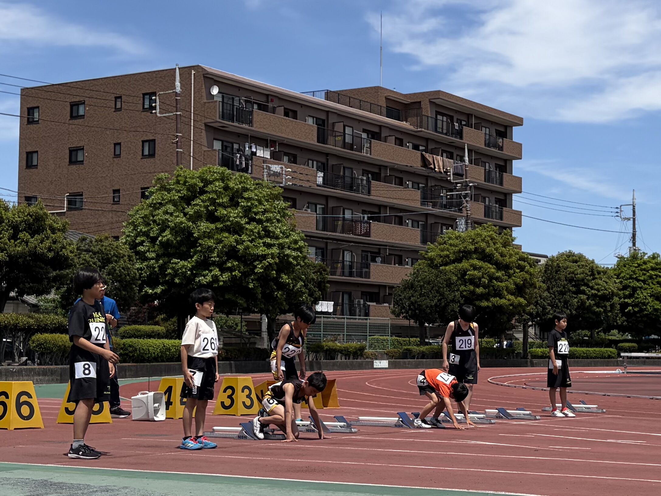 陸上の大会・記録会に出場するSNE Legacyの小学生
