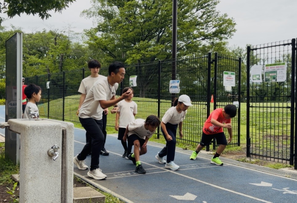 鶴間公園でスタートダッシュの練習に取り組むSNE Legacyの子ども