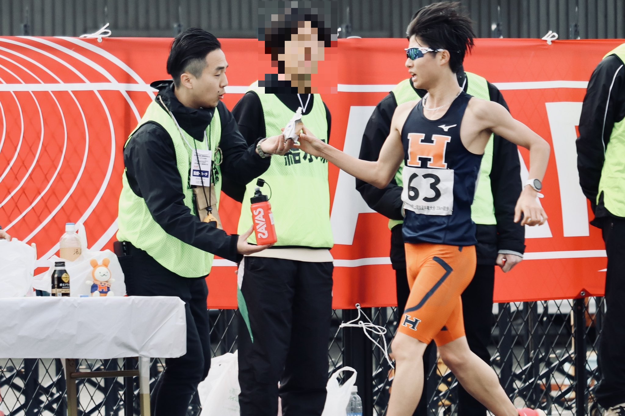 2024年日本陸上競技選手権20km競歩で法政大学・瀬元選手に給水する木村克也コーチ