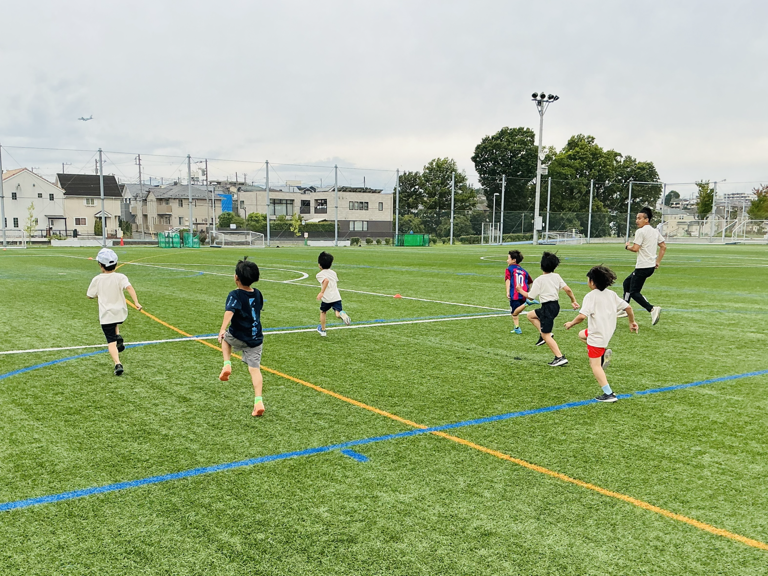 鶴間公園で長距離の土台づくりに取り組むSNE Legacyの小学生