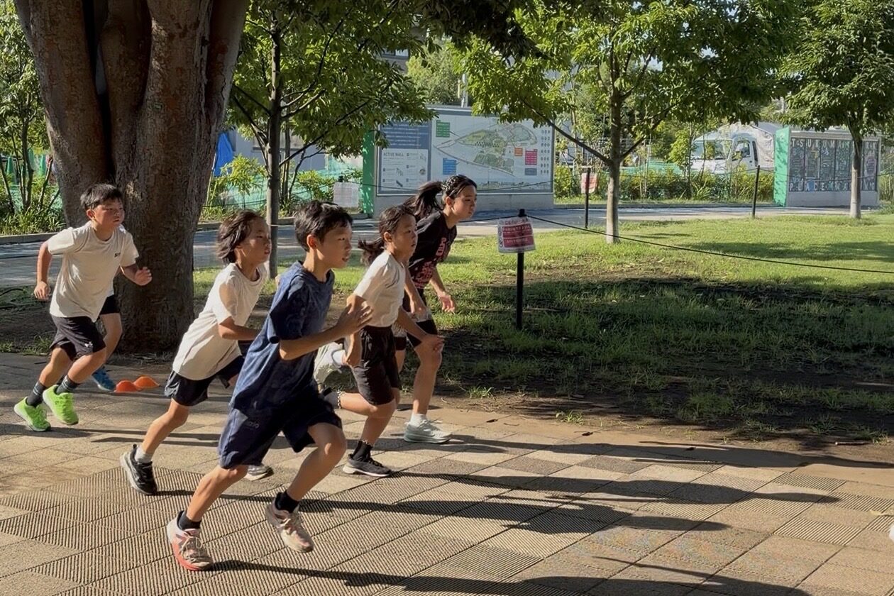 鶴間公園で長い距離を走り込む小学生