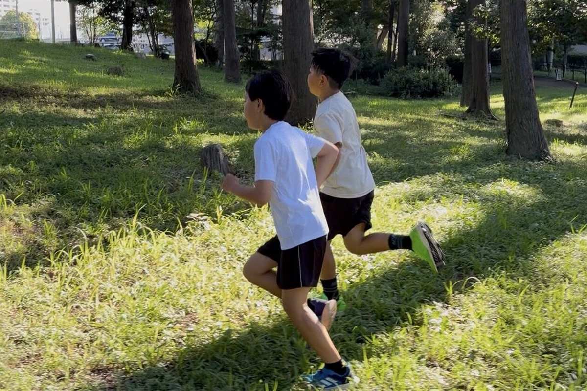 鶴間公園のロードを走る小学生の秋の練習風景