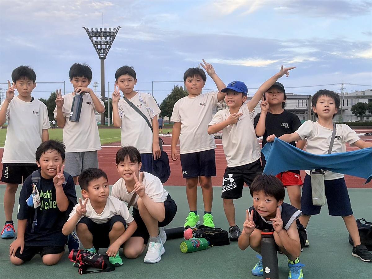 笑顔で走る小学生たち
