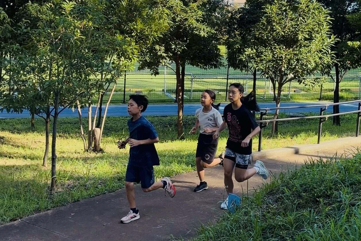鶴間公園のロードを走る小学生