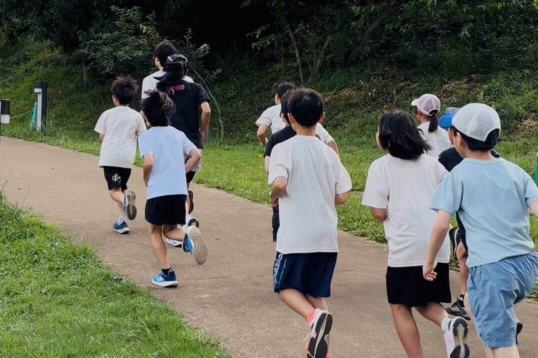 夏の早朝、鶴間公園で行う「あさラン！」の練習風景