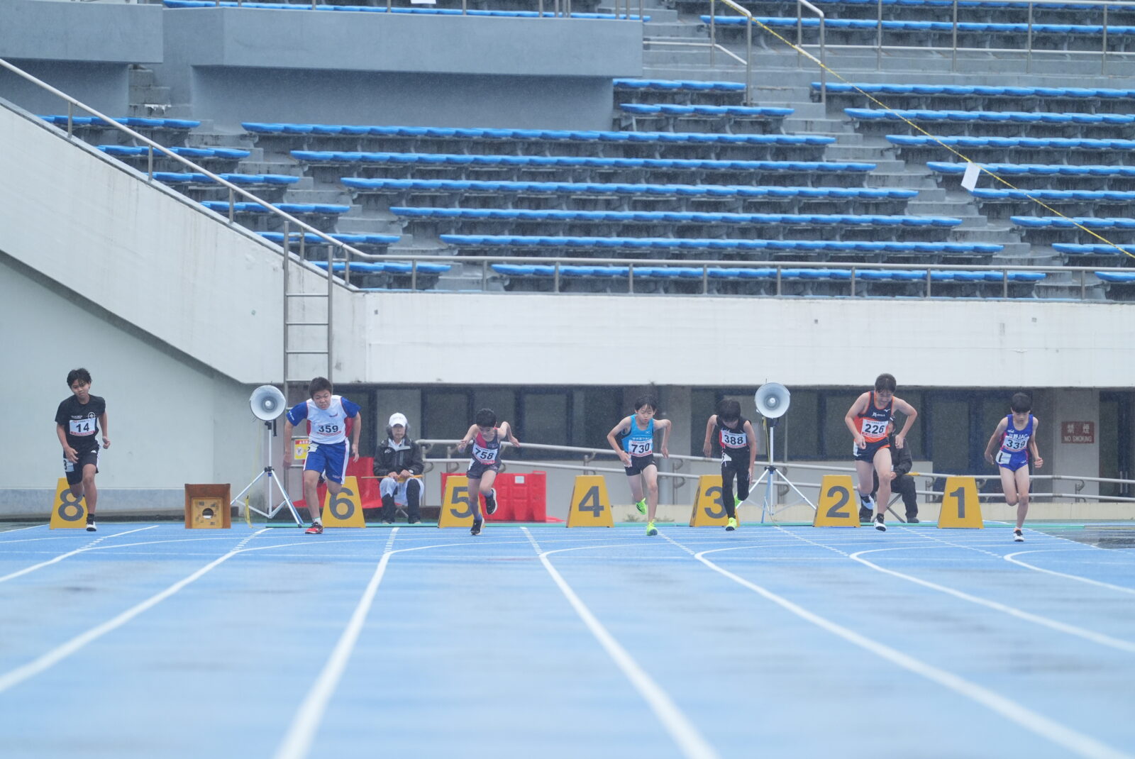 日清食品カップ東京都大会 小学6年男子100m予選、スタートダッシュで先頭に立つSNE Legacyの選手