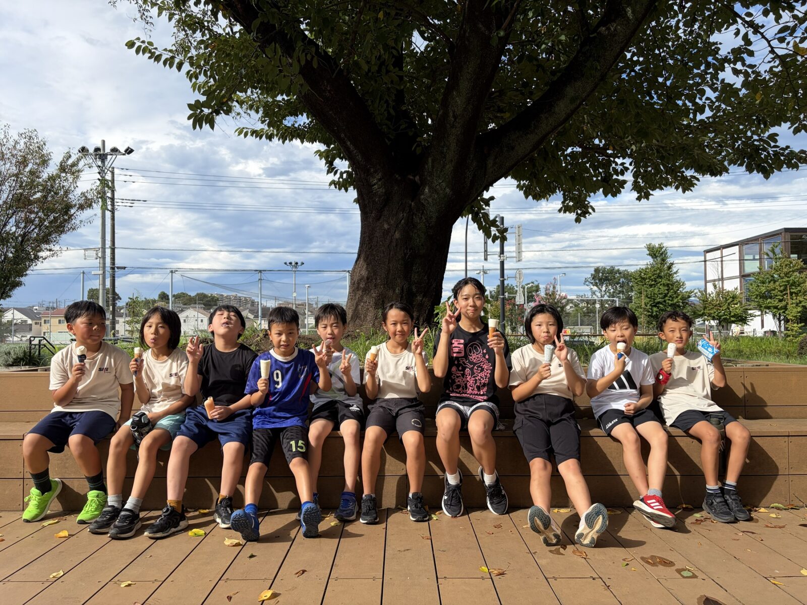 笑顔で走る小学生たち